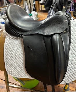 Custom Wolfgang Solo Dressage saddle - 18"